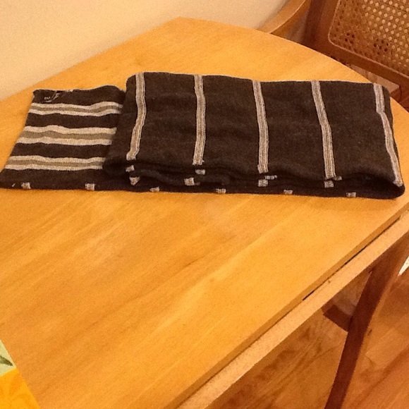 Gap Other - Gap Scarf  reversible and in very good condition